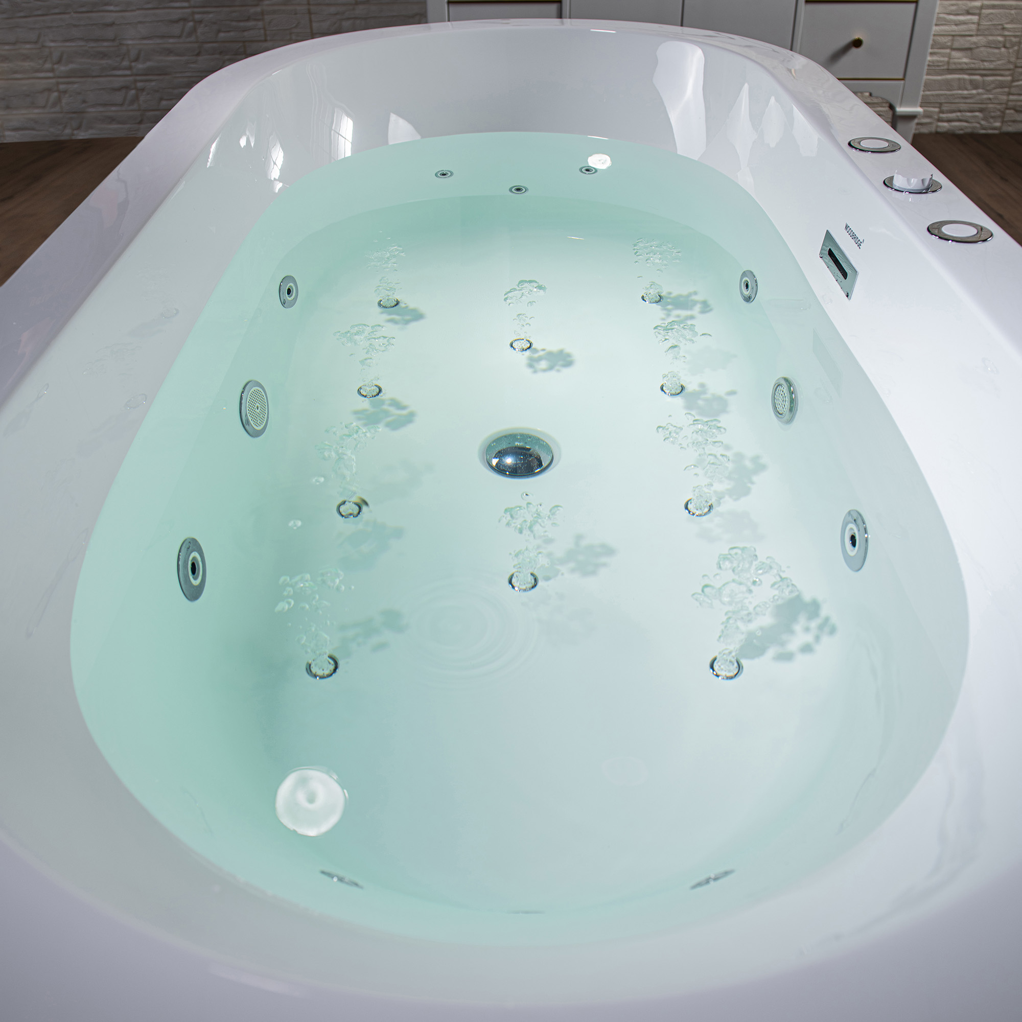 ᐅ【WOODBRIDGE 661/2" x 317/8" Whirlpool Water Jetted and Air Bubble